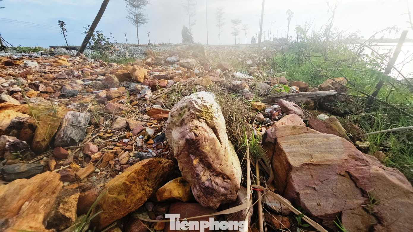 Dù dự án nhiều lần gia hạn tiến độ và được lãnh đạo TP. Huế trực tiếp kiểm tra, đôn đốc, các nhà thầu chậm trễ thi công cũng đã bị nhắc nhở, xử phạt , nhưng đến nay dự án vẫn trong tình trạng dang dở, ngổn ngang. tp-9-da-phong-hoa-duong-cho-mai-tan-my.jpg