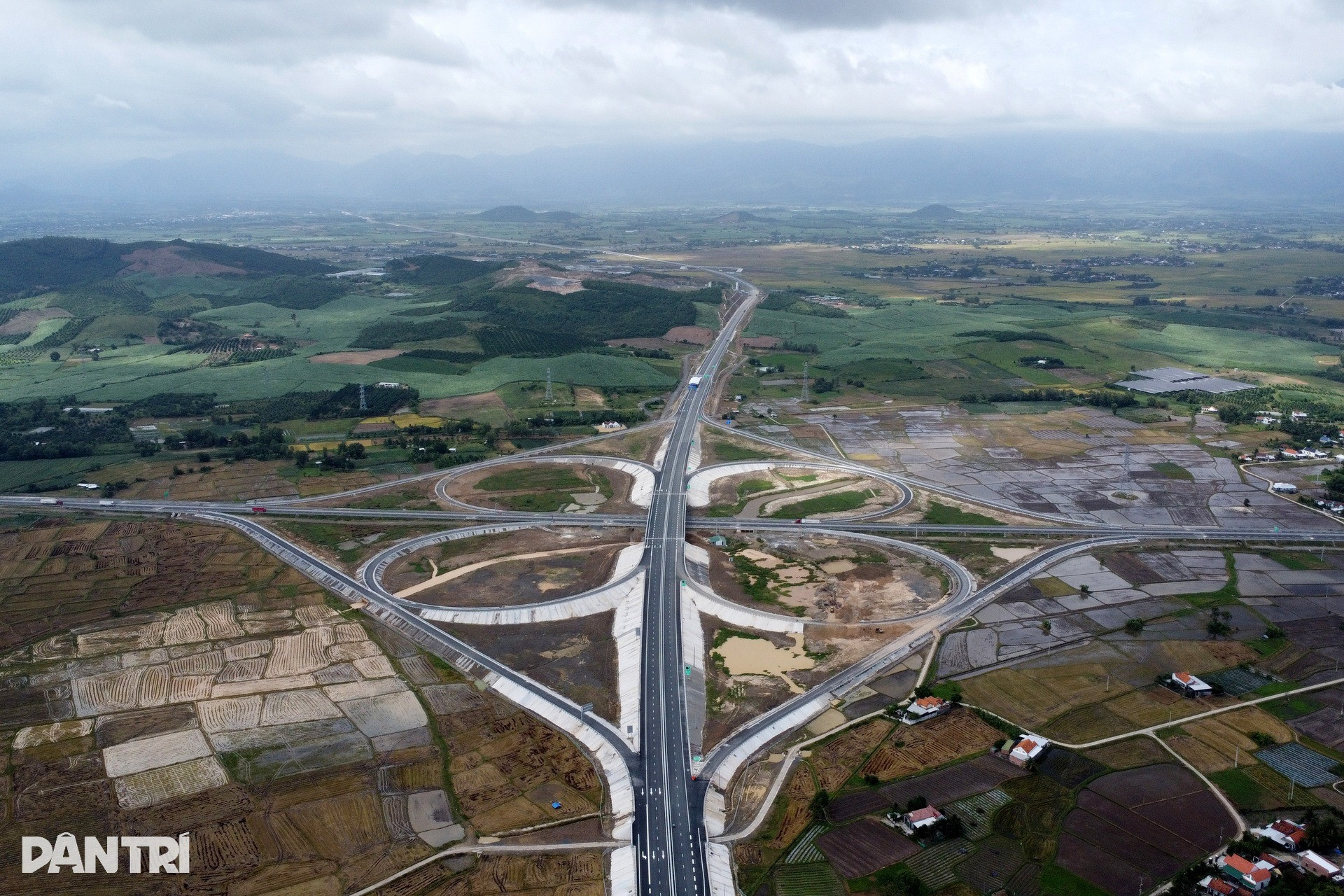 Đoạn tuyến cao tốc gần 22.000 tỷ có bóng dáng Sơn Hải, sở hữu nút giao kiến trúc độc lạ đón tin vui lớn- Ảnh 3.