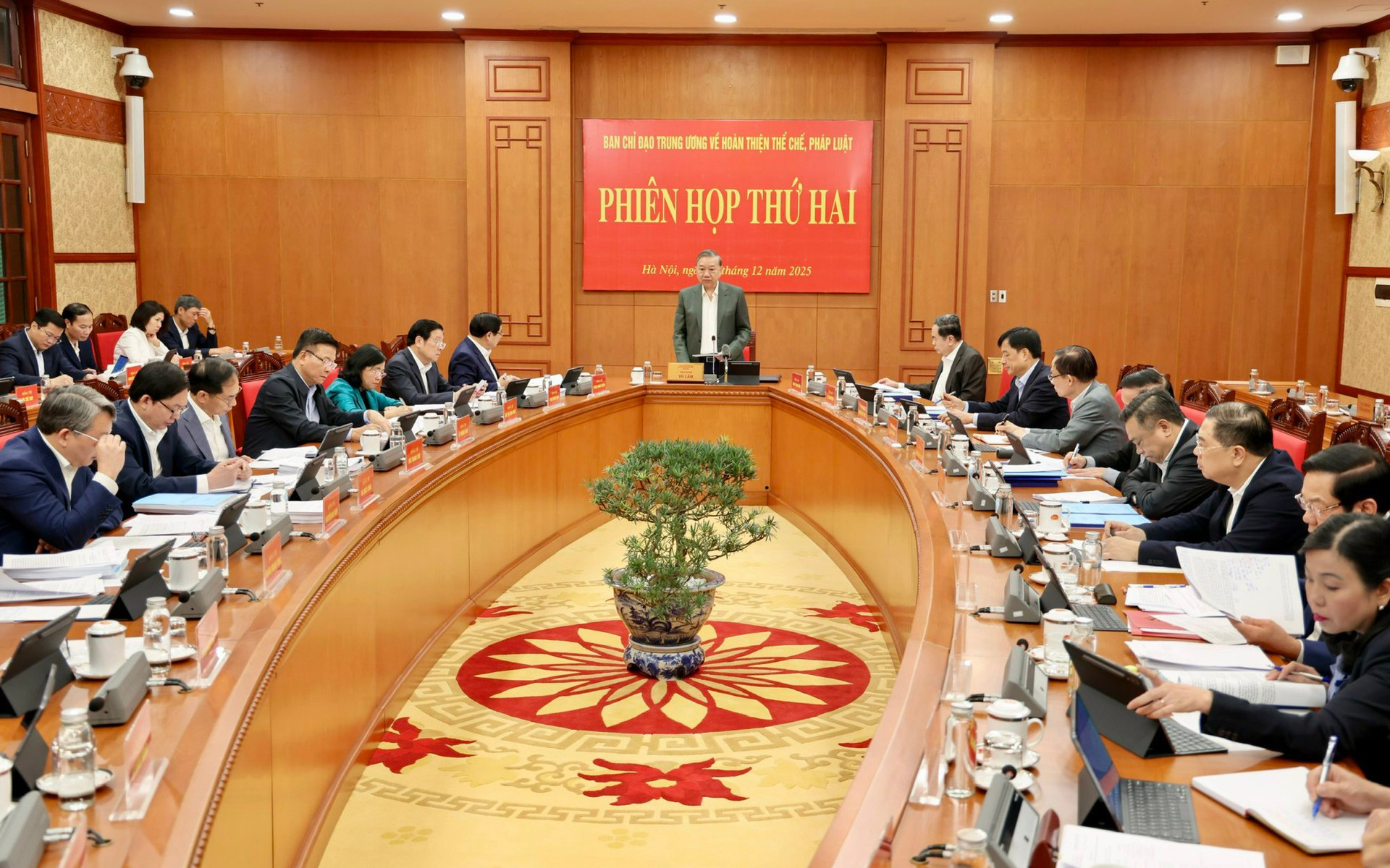 Hoàn thiện thể chế, tháo gỡ ‘điểm nghẽn’ để tạo động lực phát triển đất nước Hoàn thiện thể chế, tháo gỡ ‘điểm nghẽn’ để tạo động lực phát triển đất nước