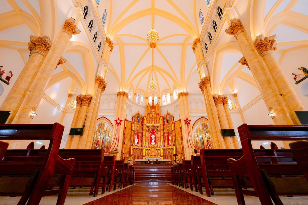 Thánh đường 400 tỷ lớn nhất Việt Nam lộng lẫy như cung điện, sức chứa 5.000 người, xây dựng trong 10 năm mới hoàn thành