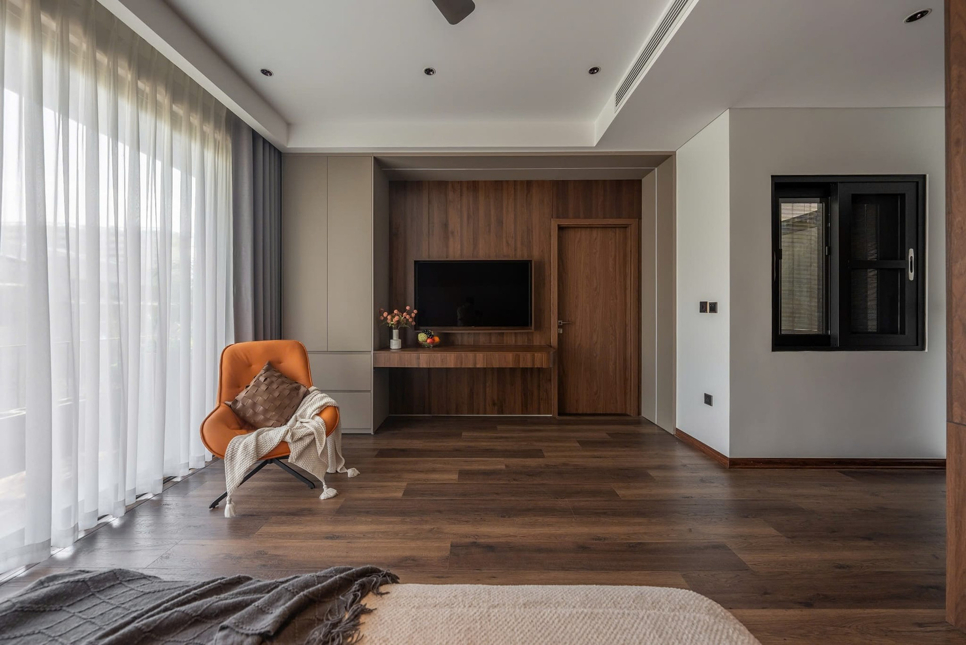 Bỏ chung cư Hà Nội về quê Nghệ An: Cặp vợ chồng xây nhà 3 tầng hiện đại, ban công phủ xanh rủ ôm trọn mặt tiền- Ảnh 6.