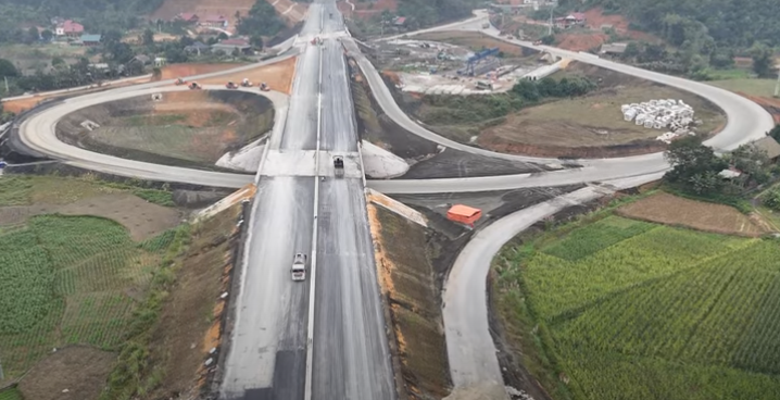 2 ngày nữa, chính thức thông xe tuyến cao tốc Tuyên Quang - Hà Giang, rút ngắn kết nối từ 4 giờ còn chưa đầy 1 giờ- Ảnh 1. 2 ngày nữa, chính thức thông xe tuyến cao tốc Tuyên Quang - Hà Giang, rút ngắn kết nối từ 4 giờ còn chưa đầy 1 giờ- Ảnh 1.