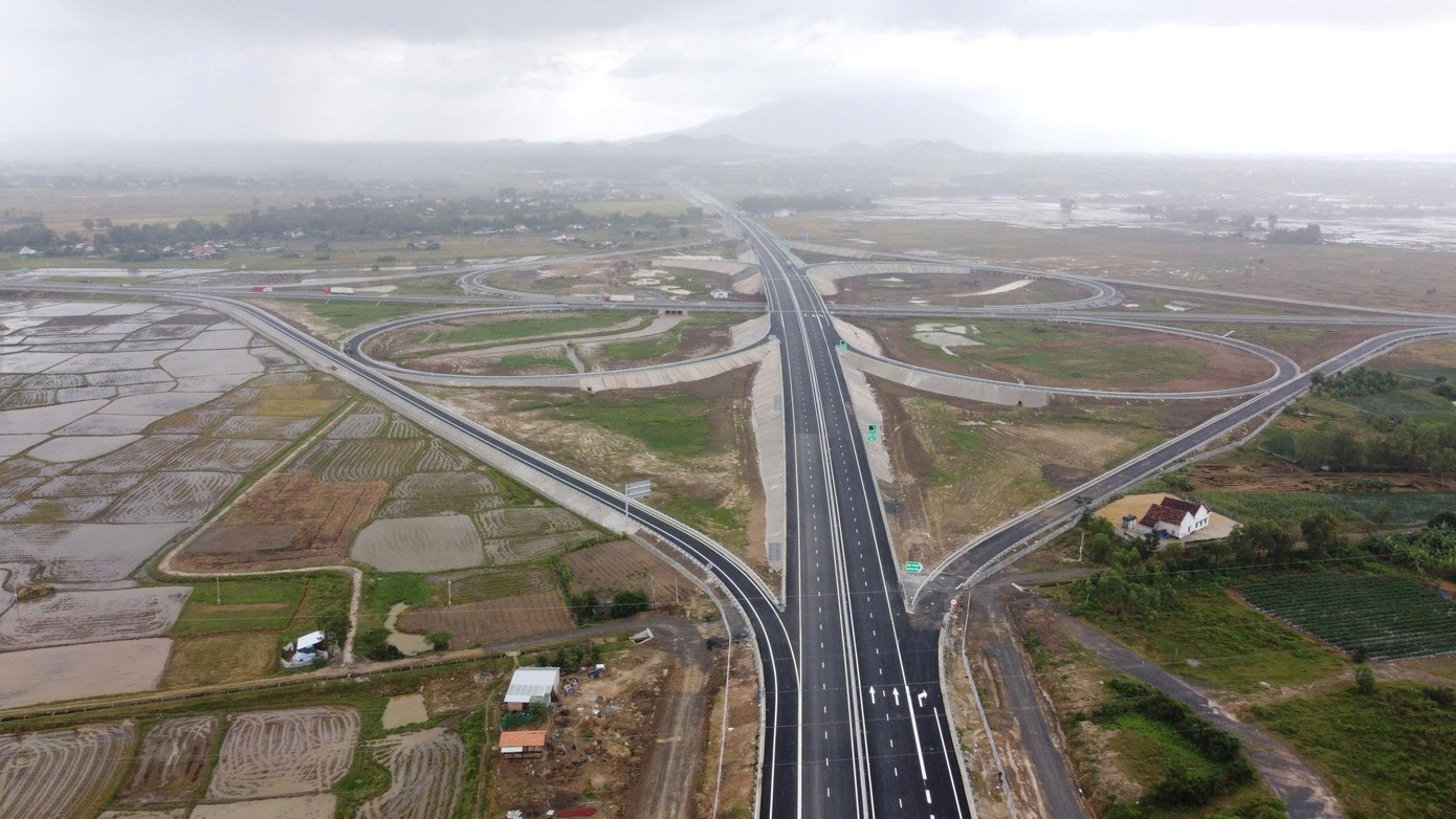 Đoạn tuyến cao tốc gần 22.000 tỷ có bóng dáng Sơn Hải, sở hữu nút giao kiến trúc độc lạ đón tin vui lớn- Ảnh 1.