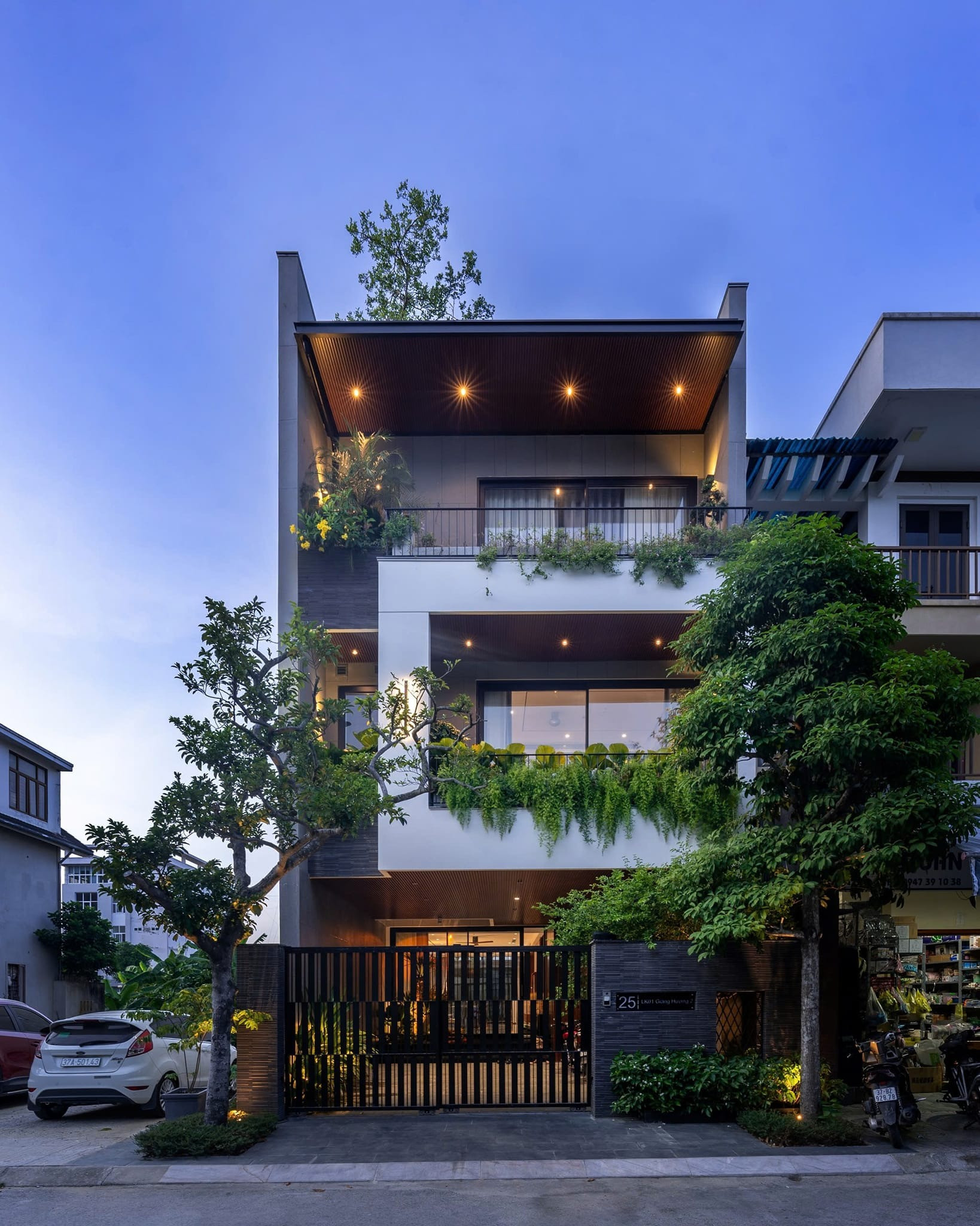 Bỏ chung cư Hà Nội về quê Nghệ An: Cặp vợ chồng xây nhà 3 tầng hiện đại, ban công phủ xanh rủ ôm trọn mặt tiền- Ảnh 1.