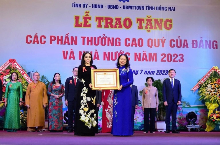 Nữ Phó Chủ tịch HĐQT vừa được trao tặng danh hiệu Anh hùng Lao động: Bố mẹ là doanh nhân nổi tiếng, đóng góp 2.900 tỷ làm từ thiện - ảnh 5
