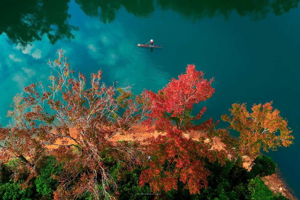 Hồ nhân tạo đẹp tựa trời Âu mùa phong thay lá, nằm cách ‘thác nước đẹp bậc nhất thế giới’ của Việt Nam chưa đầy 3km