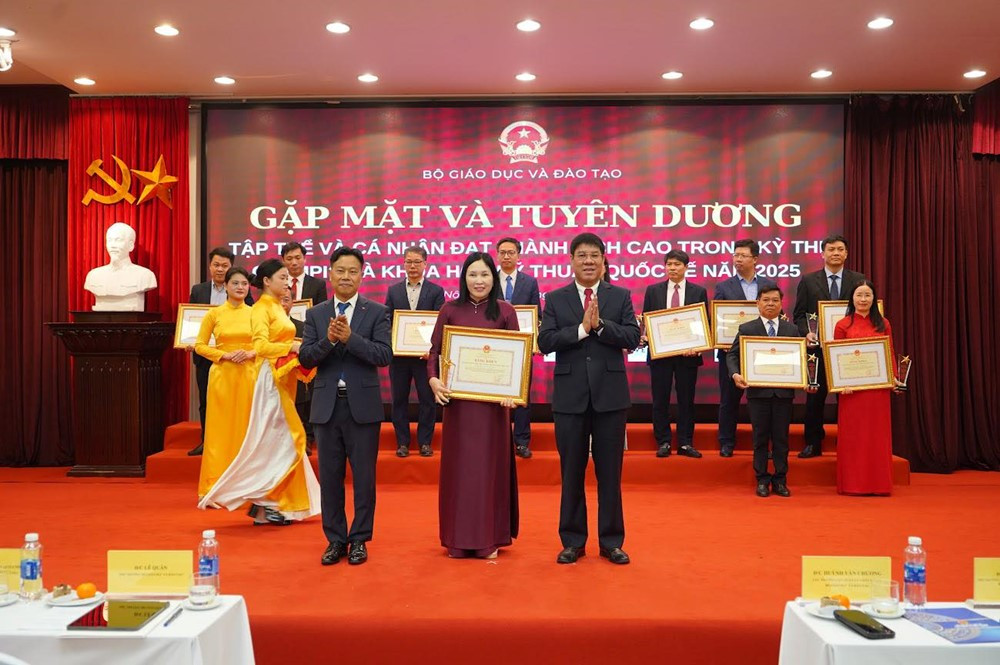 2 học sinh được nhận Huân chương Lao động Hạng Nhì - ảnh 4