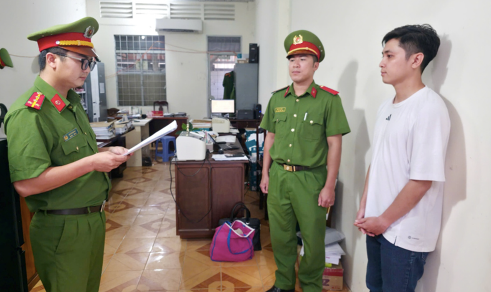 Khởi tố, bắt một nhân viên ngân hàng sinh năm 1996 Khởi tố, bắt một nhân viên ngân hàng sinh năm 1996