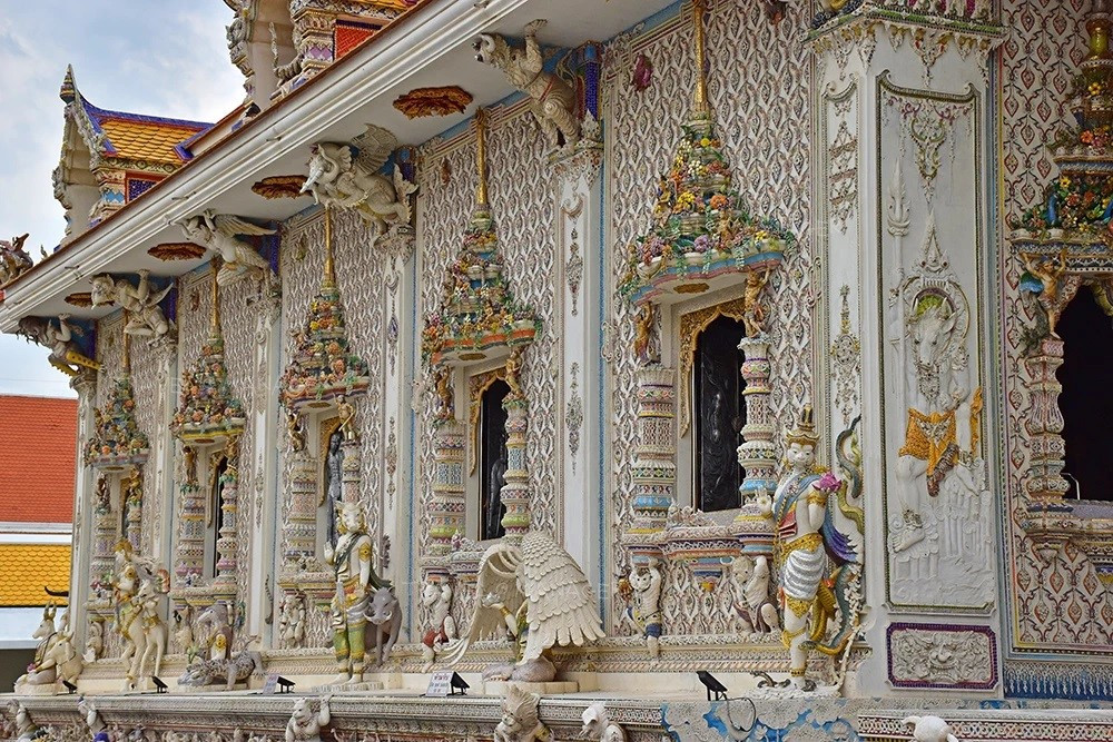 Ngôi đền duy nhất thế giới có tượng David Beckham bằng vàng, 'thờ' người nhện, chuột Mickey và nhà khoa học thiên tài Albert Einstein - ảnh 7