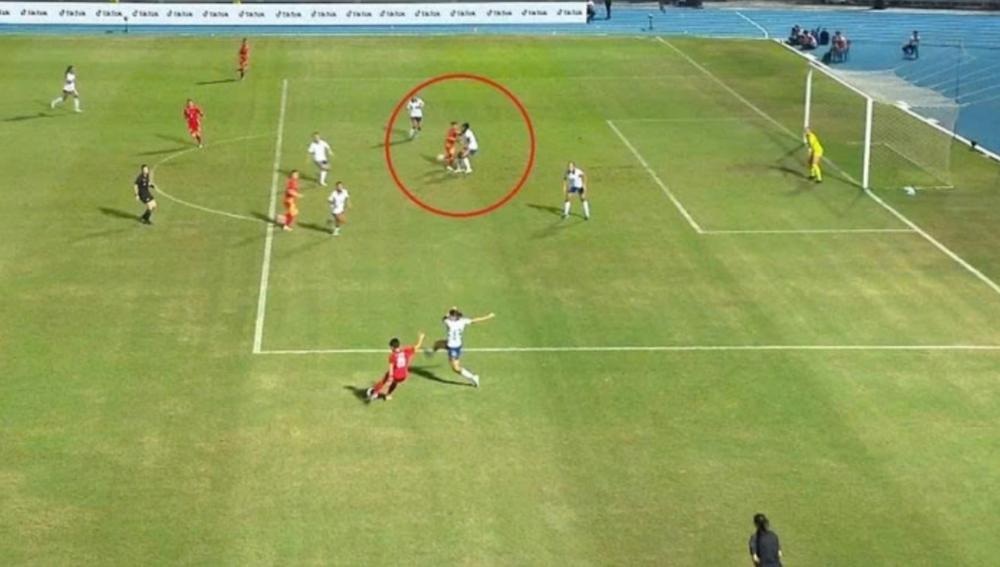 Nữ trọng tài ‘cướp trắng’ bàn thắng của tuyển nữ Việt Nam vội khóa Facebook, HLV Mai Đức Chung bức xúc nói gì? - ảnh 1