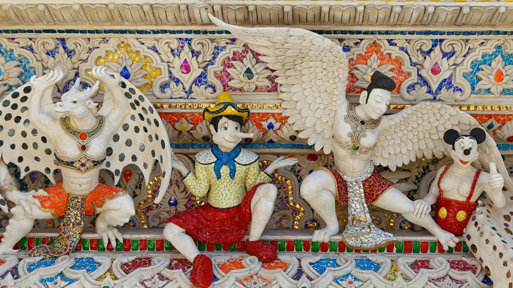 Ngôi đền duy nhất thế giới có tượng David Beckham bằng vàng, 'thờ' người nhện, chuột Mickey và nhà khoa học thiên tài Albert Einstein - ảnh 6