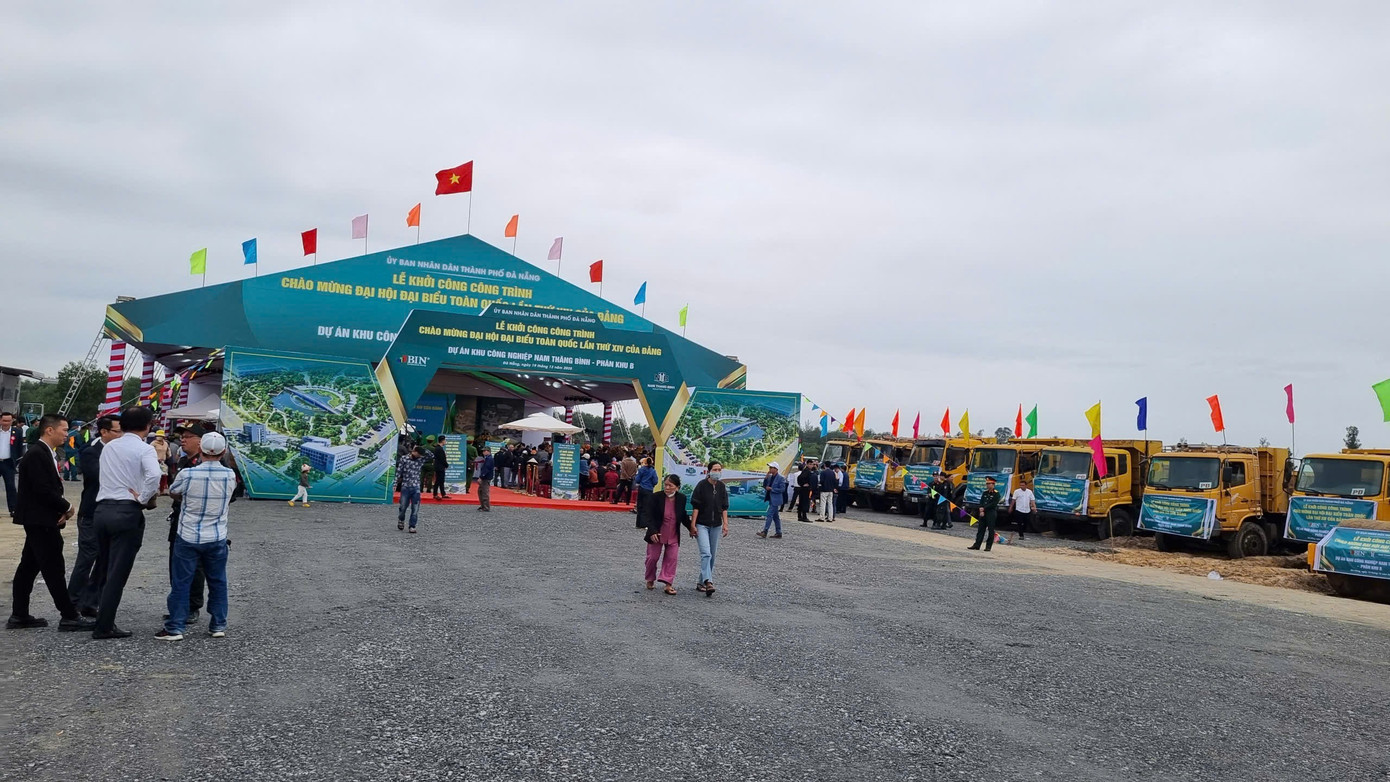 Người dân địa phương vui mừng đến theo dõi dự kiện.