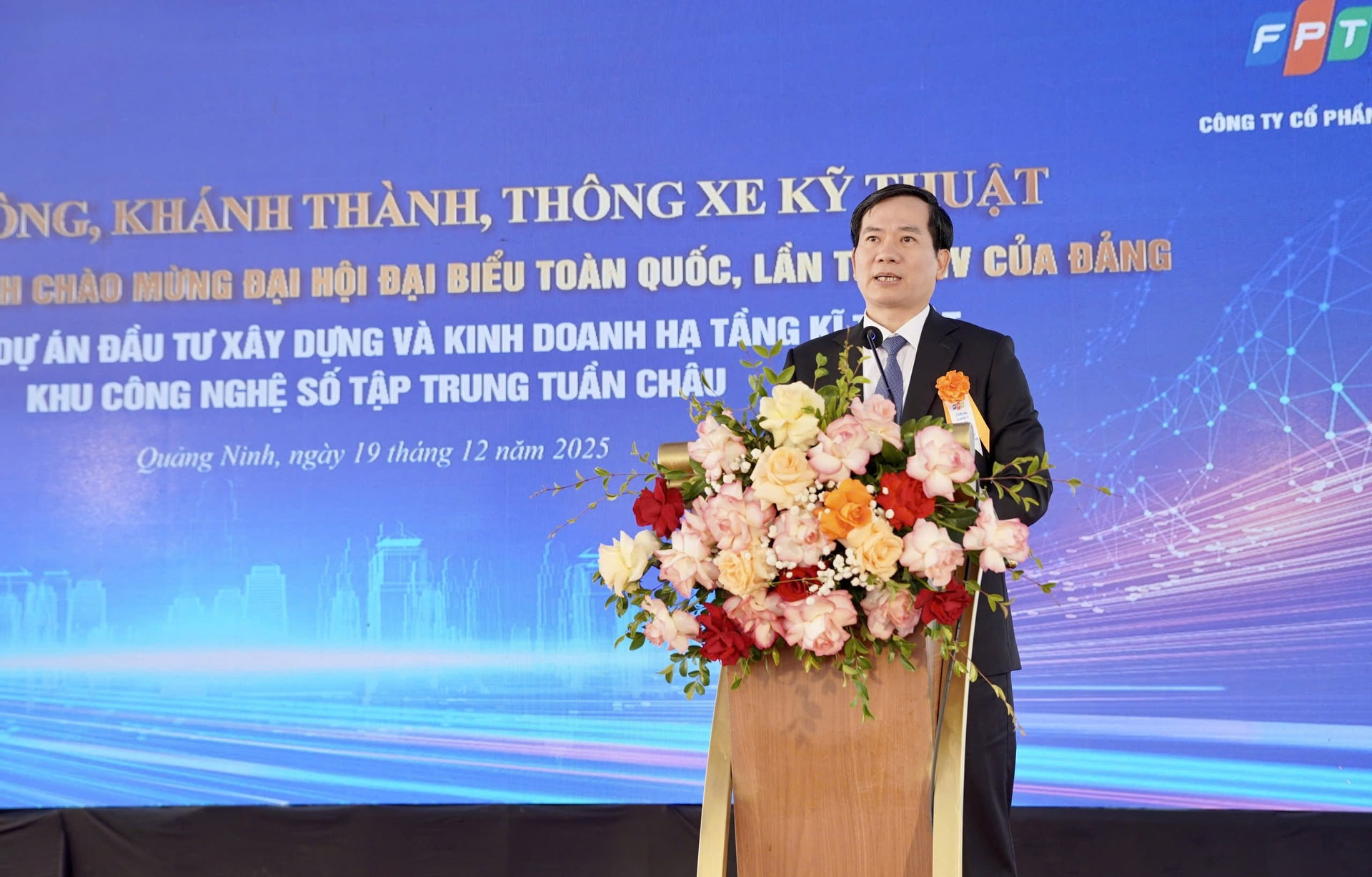 Ông Vũ Quyết Tiến, Phó Bí thư Tỉnh ủy, Chủ tịch Ủy Ban Mặt trận Tổ quốc Việt Nam tỉnh Quảng Ninh