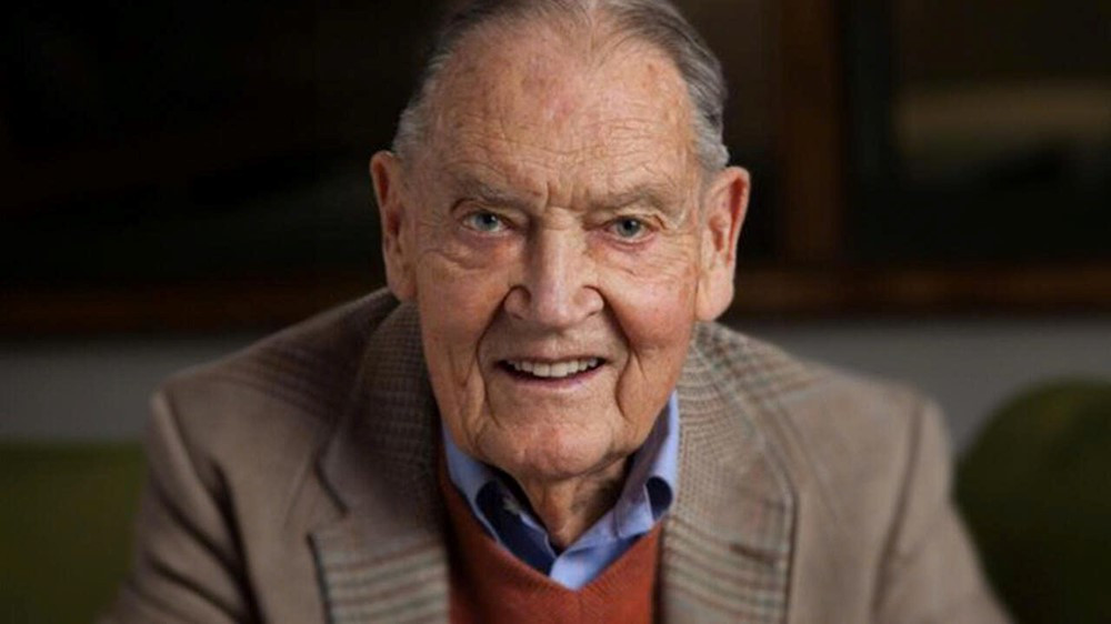 Huyền thoại thay đổi cách cả thế giới đầu tư nhưng chỉ thích kiếm tiền cho người khác, được Warren Buffett gọi là ‘người hùng’ - ảnh 1