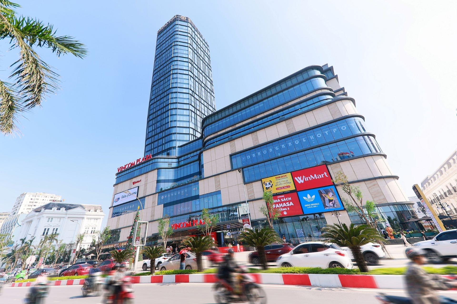 Ảnh 9 Trung tâm thương mại Vincom Plaza Vinh khai trương, đánh dấu sự hiện diện của Vincom thứ 90 trên toàn quốc.