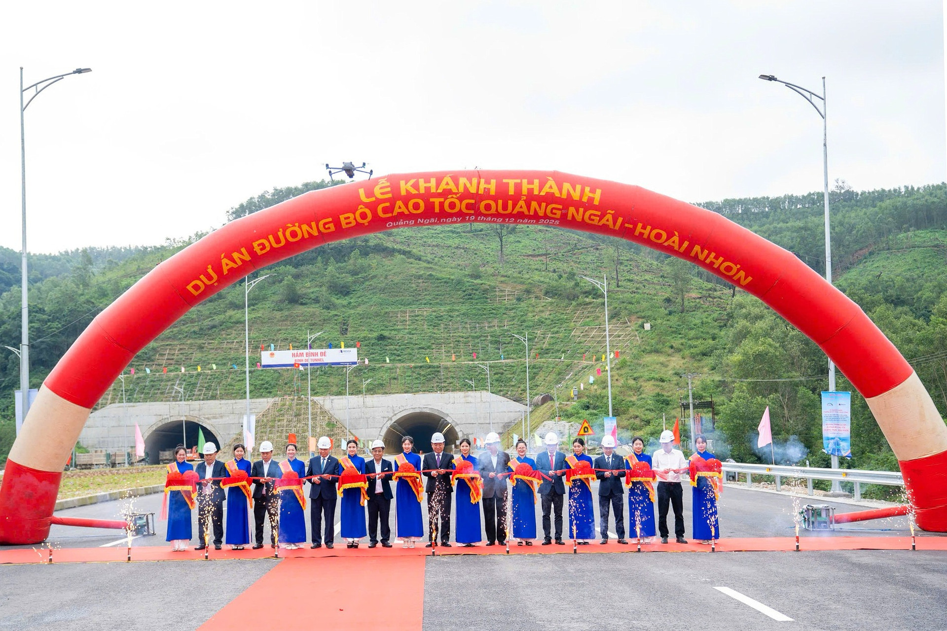 Các đại biểu thực hiện nghi thức khánh thành. Nguồn ảnh: Deoca.vn