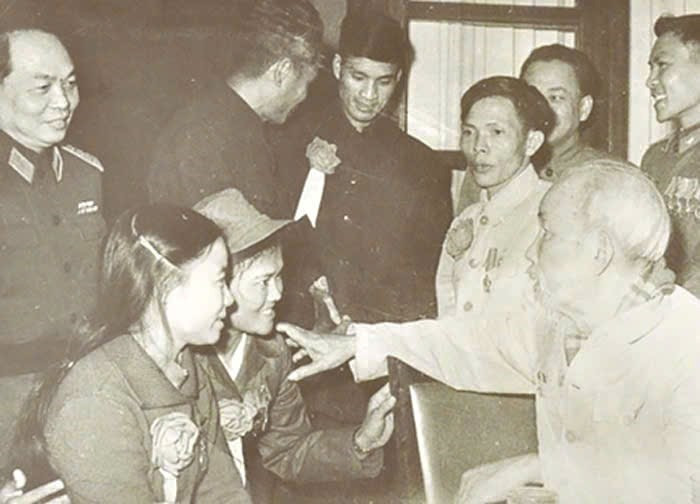 Nữ Anh hùng LLVT nhân dân nặng 42kg, vác cùng lúc 2 hòm đạn 98kg băng qua đê, 3 lần được gặp Bác Hồ - ảnh 2