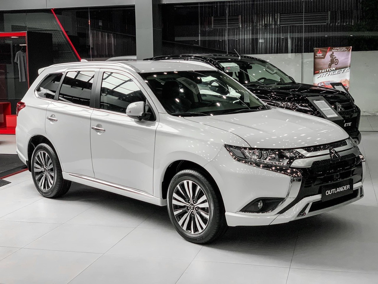 mitsubishi-outlander-cvt-tieu-chuan-mau-trang.jpg