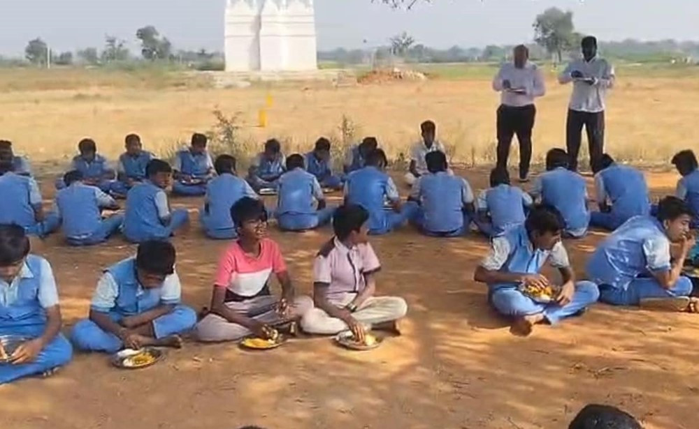 Phát hiện giòi bọ lúc nhúc trong cơm trưa của học sinh tại một trường công lập Ấn Độ - ảnh 2