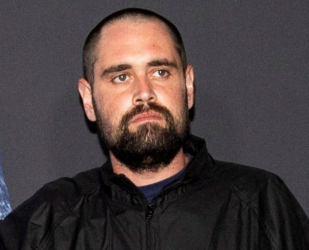 Chấn động giới giải trí: Con trai đâm chết cha mẹ đạo diễn nổi tiếng, có thái độ ‘lạnh gáy’ khi xuất hiện - ảnh 1