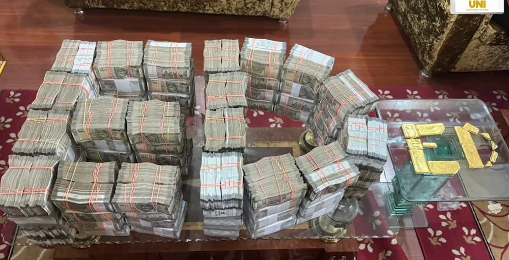 Phong tỏa khẩn cấp một đại lý du lịch, tịch thu 13 tỷ đồng tiền mặt chất thành đống, 6kg vàng, 313kg bạc