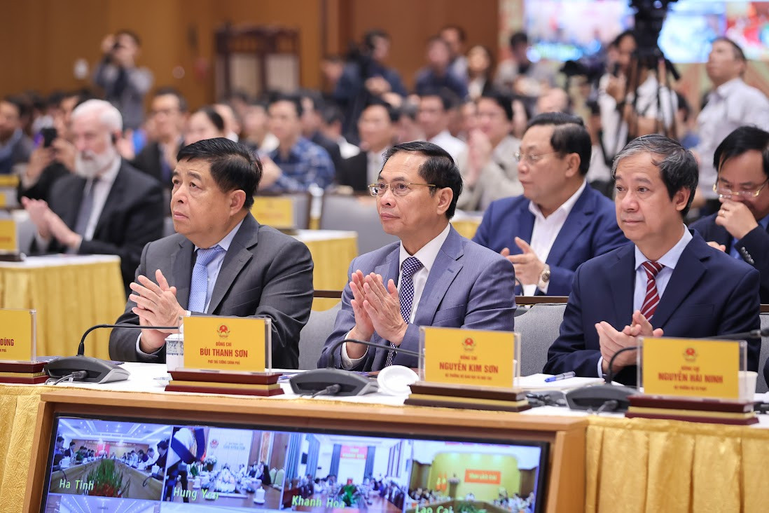 TỔNG THUẬT: Thủ tướng Phạm Minh Chính chủ trì Diễn đàn quốc gia phát triển Kinh tế số và xã hội số lần thứ 3- Ảnh 3. TỔNG THUẬT: Thủ tướng Phạm Minh Chính chủ trì Diễn đàn quốc gia phát triển Kinh tế số và xã hội số lần thứ 3- Ảnh 3.