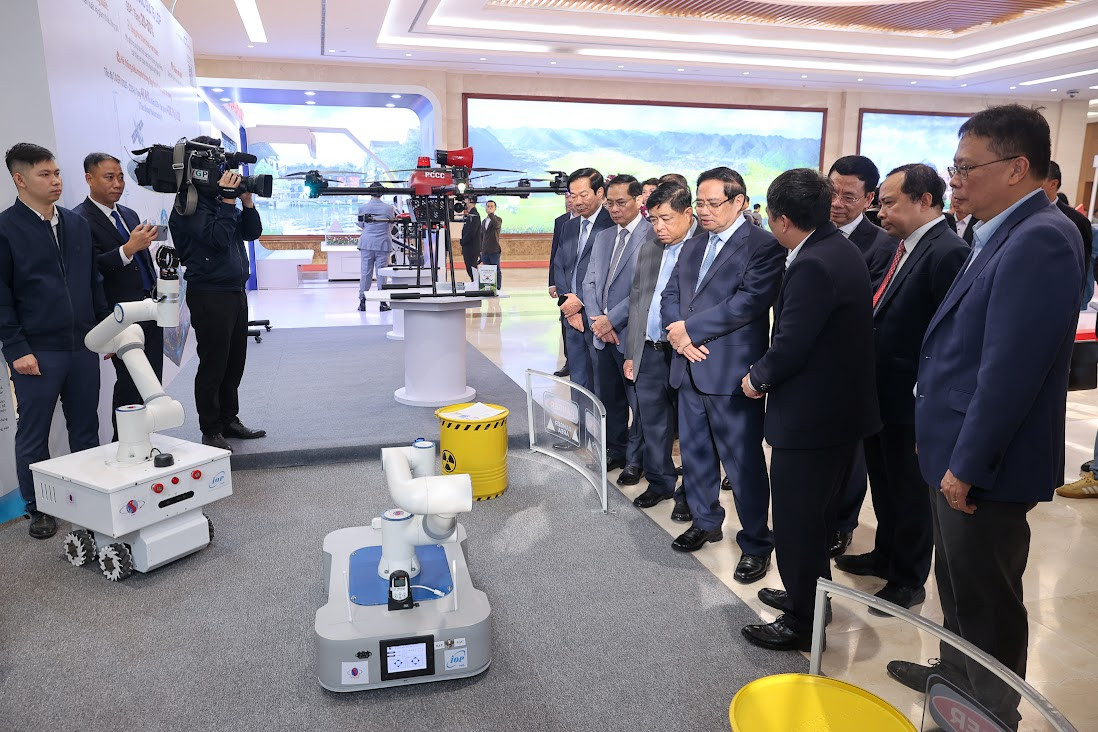 TỔNG THUẬT: Thủ tướng Phạm Minh Chính chủ trì Diễn đàn quốc gia phát triển Kinh tế số và xã hội số lần thứ 3- Ảnh 6. TỔNG THUẬT: Thủ tướng Phạm Minh Chính chủ trì Diễn đàn quốc gia phát triển Kinh tế số và xã hội số lần thứ 3- Ảnh 6.