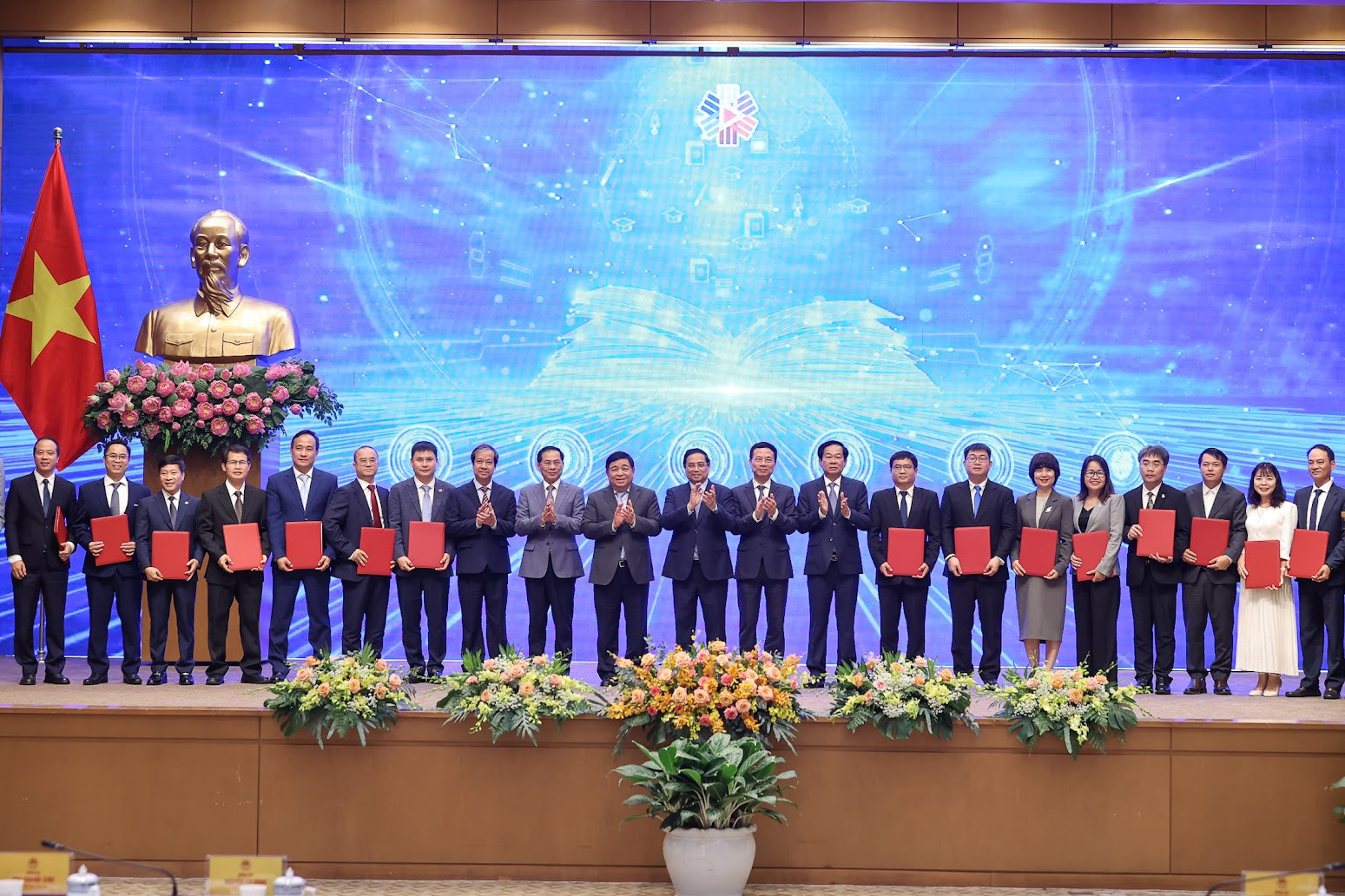 TỔNG THUẬT: Thủ tướng Phạm Minh Chính chủ trì Diễn đàn quốc gia phát triển Kinh tế số và xã hội số lần thứ 3- Ảnh 25. TỔNG THUẬT: Thủ tướng Phạm Minh Chính chủ trì Diễn đàn quốc gia phát triển Kinh tế số và xã hội số lần thứ 3- Ảnh 25.