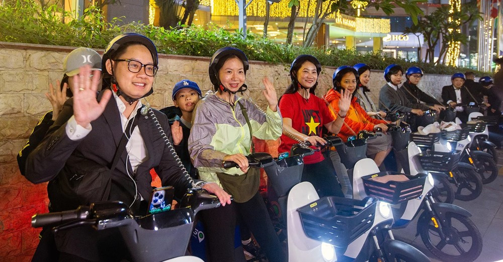 Hà Nội có tour khám phá Thủ đô về đêm bằng xe đạp điện, xe máy điện công cộng - ảnh 2