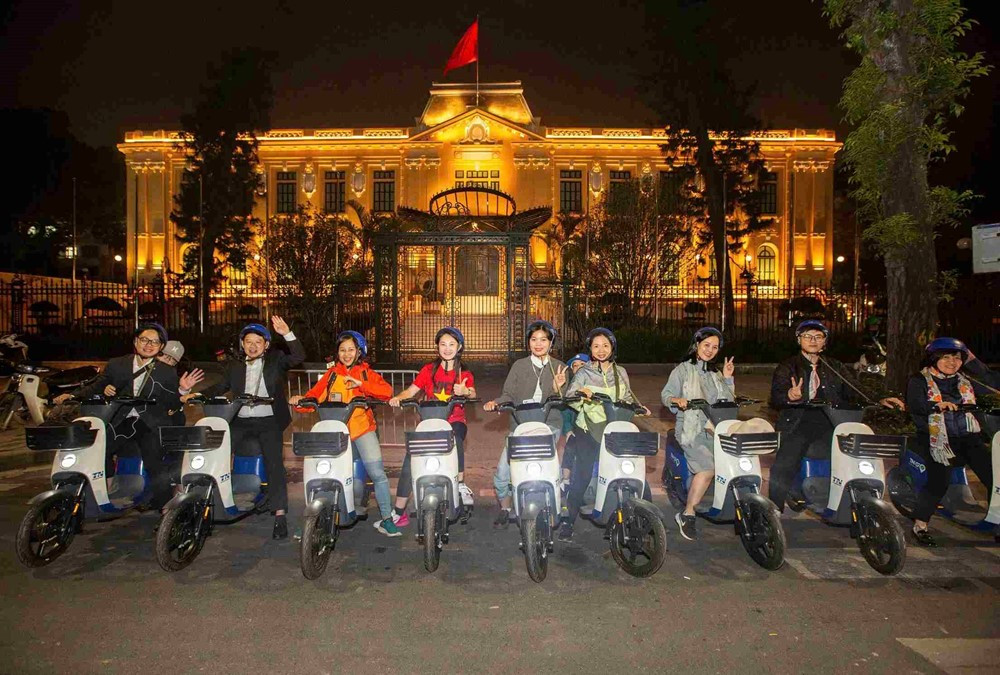 Hà Nội có tour khám phá Thủ đô về đêm bằng xe đạp điện, xe máy điện công cộng - ảnh 3