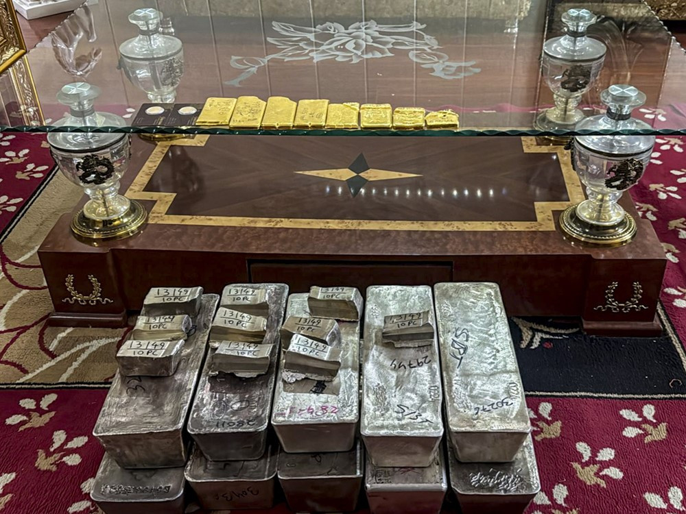 Phong tỏa khẩn cấp một đại lý du lịch, tịch thu 13 tỷ đồng tiền mặt chất thành đống, 6kg vàng, 313kg bạc - ảnh 1