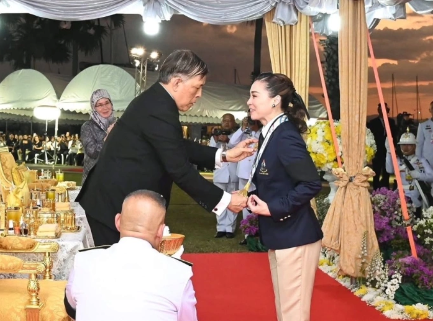 Hoàng hậu Thái Lan vừa giành HCV SEA Games 33: Tốt nghiệp ngành truyền thông, làm tiếp viên hàng không trước khi nhập ngũ - ảnh 2