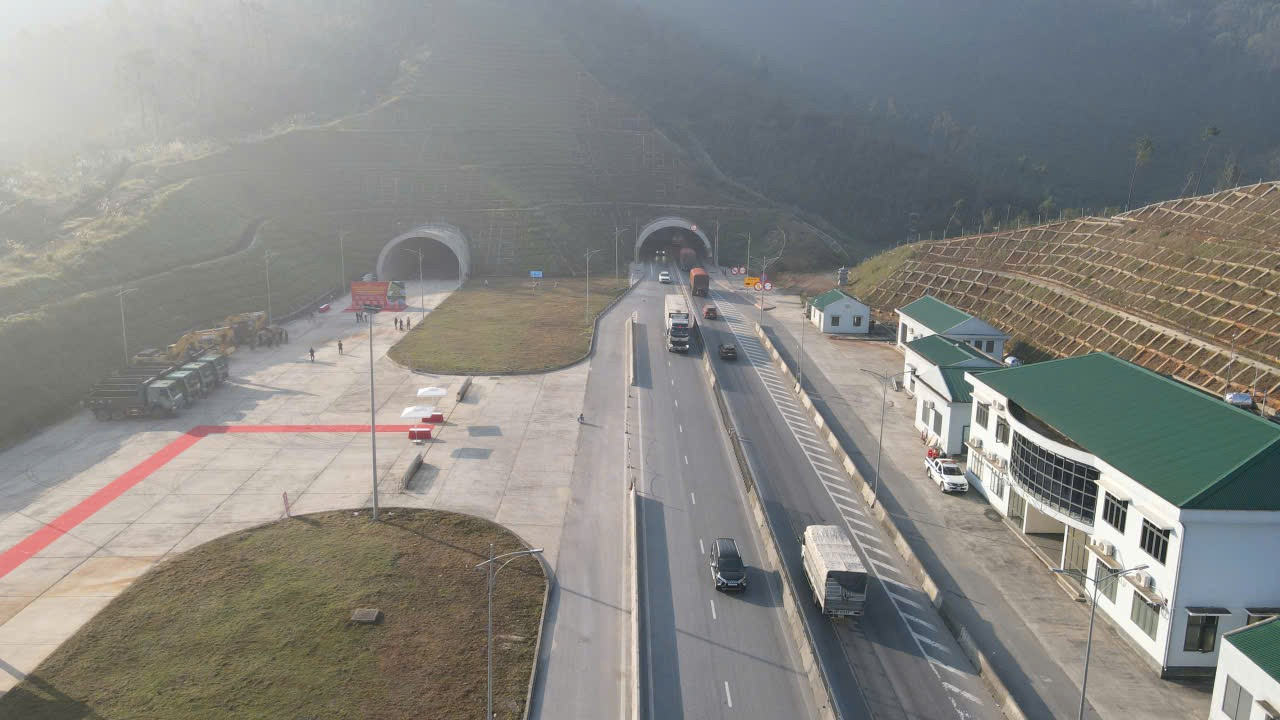 Sắp hoàn thiện hầm xuyên núi nghìn tỷ phức tạp nhất cao tốc Bắc - Nam- Ảnh 1.