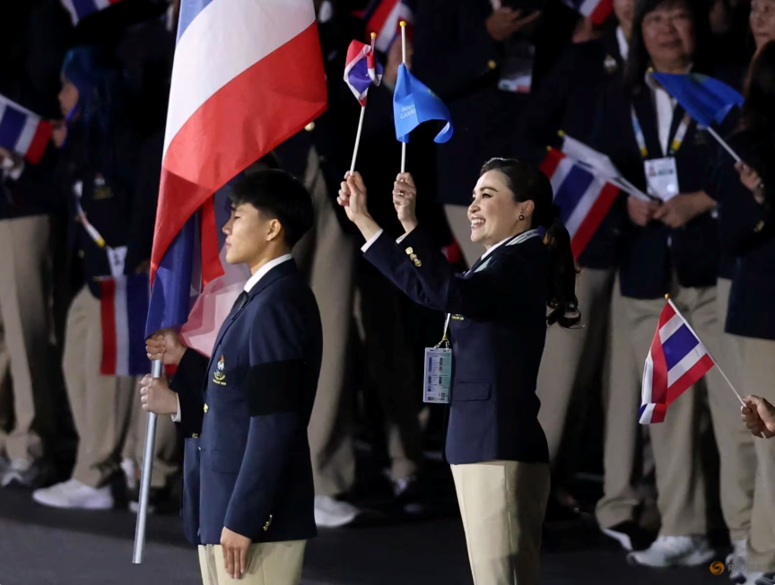 Hoàng hậu Thái Lan vừa giành HCV SEA Games 33: Tốt nghiệp ngành truyền thông, làm tiếp viên hàng không trước khi nhập ngũ - ảnh 3