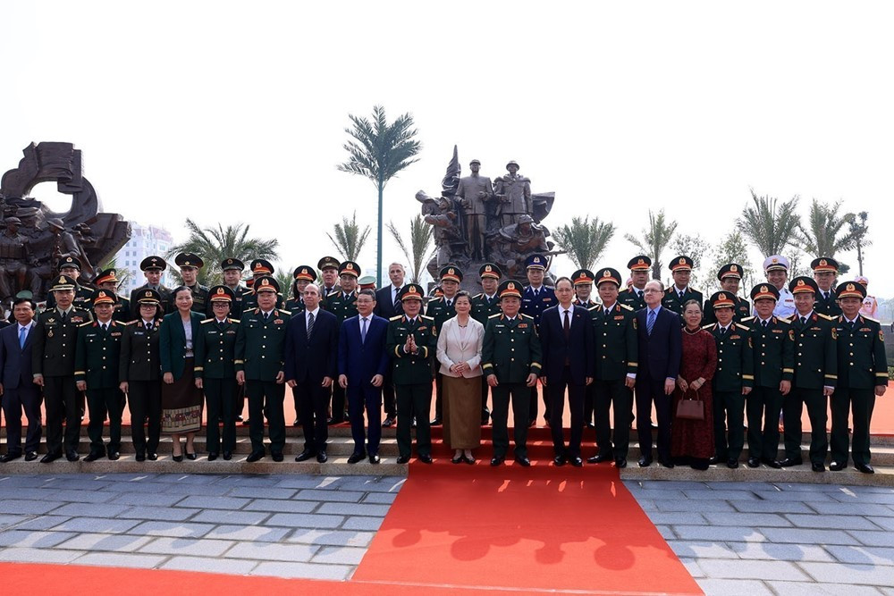 Việt Nam chính thức khánh thành tượng đài chuyên gia, chiến sĩ 5 nước tại bảo tàng lớn bậc nhất cả nước - ảnh 1