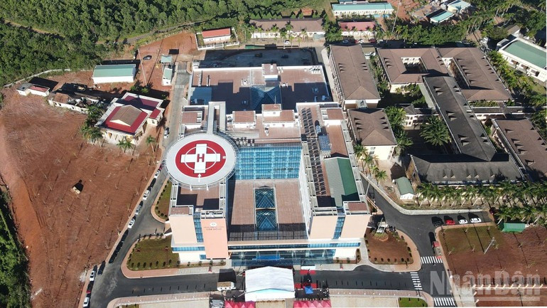 Tỉnh rộng nhất Việt Nam chính thức đưa bệnh viện trăm tỷ sở hữu bãi đáp trực thăng đầu tiên vào sử dụng- Ảnh 2.