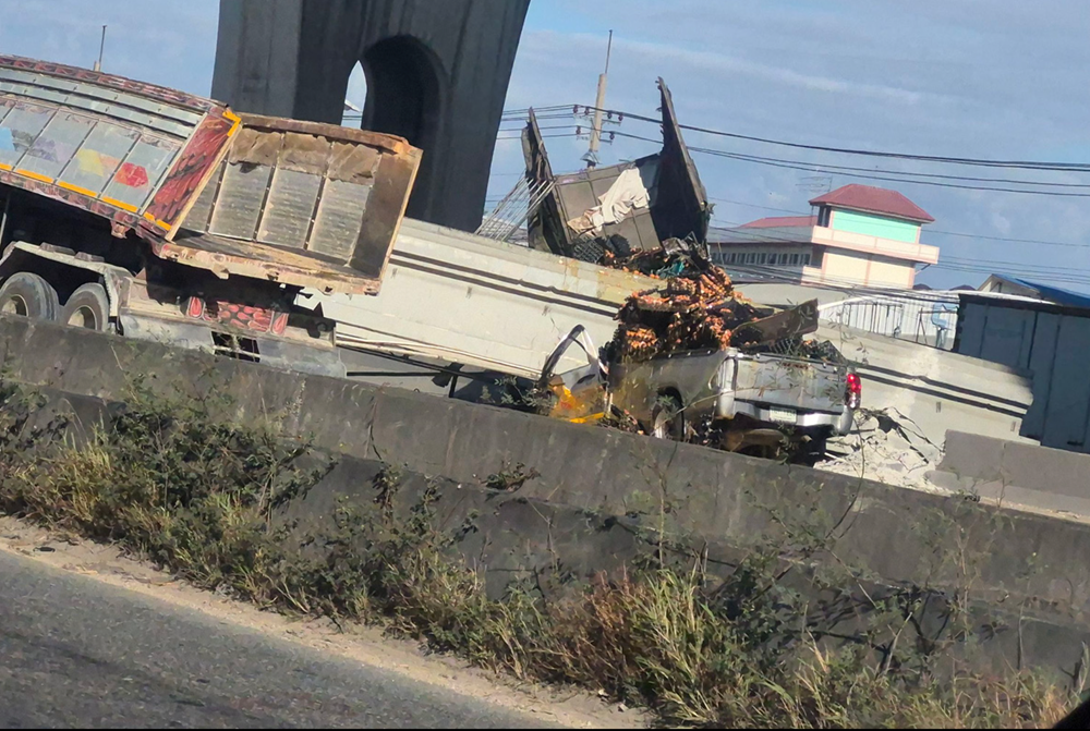 Thùng xe ben đâm gãy cầu vượt gây tai nạn chết người, giao thông tê liệt suốt 3 giờ - ảnh 6