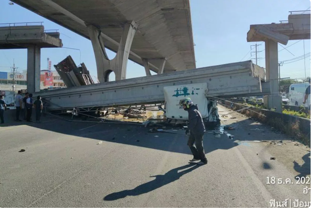 Thùng xe ben đâm gãy cầu vượt gây tai nạn chết người, giao thông tê liệt suốt 3 giờ - ảnh 5