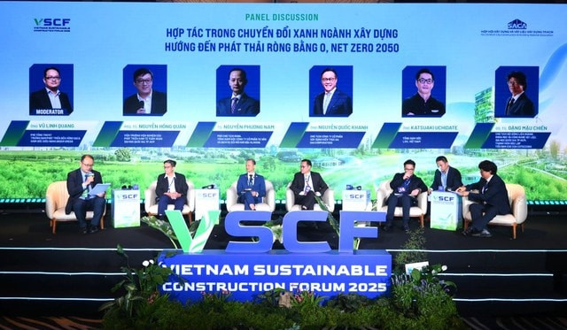 Các diễn giả tại diễn đàn cùng phân tích, góp ý cho các trụ cột lớn của phát triển bền vững ngành xây dựng - Ảnh
