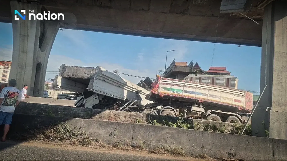 Thùng xe ben đâm gãy cầu vượt gây tai nạn chết người, giao thông tê liệt suốt 3 giờ - ảnh 2