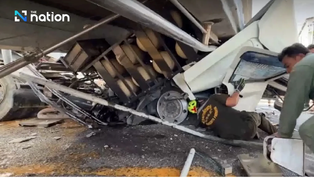 Thùng xe ben đâm gãy cầu vượt gây tai nạn chết người, giao thông tê liệt suốt 3 giờ - ảnh 4