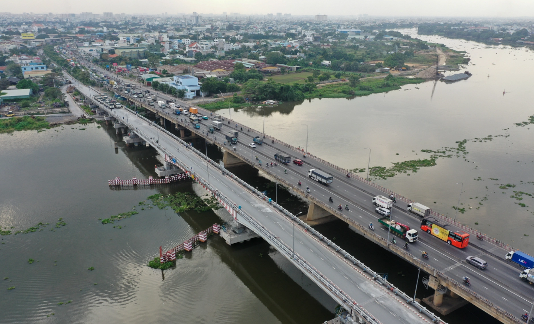 Ngày kia, chính thức thông xe cầu vượt sông 9.000 tấn tại thành phố giàu nhất Việt Nam- Ảnh 1.