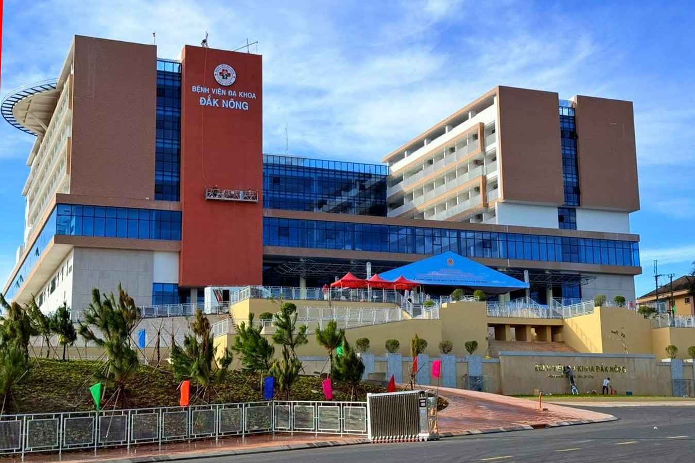 Tỉnh rộng nhất Việt Nam chính thức đưa bệnh viện trăm tỷ sở hữu bãi đáp trực thăng đầu tiên vào sử dụng- Ảnh 1.