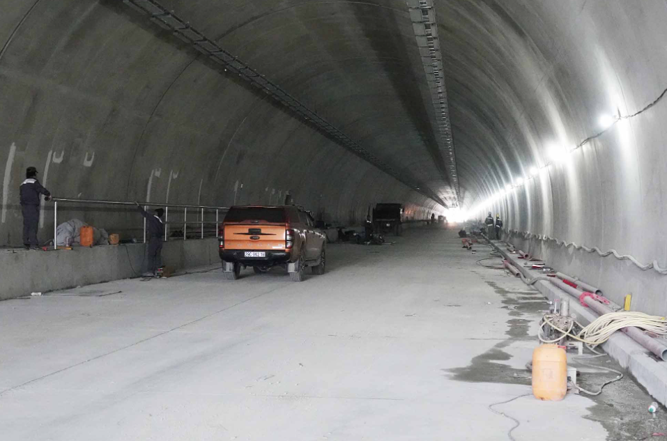 Sắp thông xe hầm xuyên núi kết nối 2 tỉnh hẹp ngang của Việt Nam- Ảnh 1.