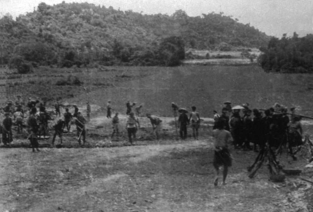 Huy động 200 nhân dân cùng chiến sĩ san phẳng đất đá, làm việc thần tốc, xây dựng sân bay quốc tế đầu tiên của Việt Nam trong vòng 2 ngày - ảnh 1