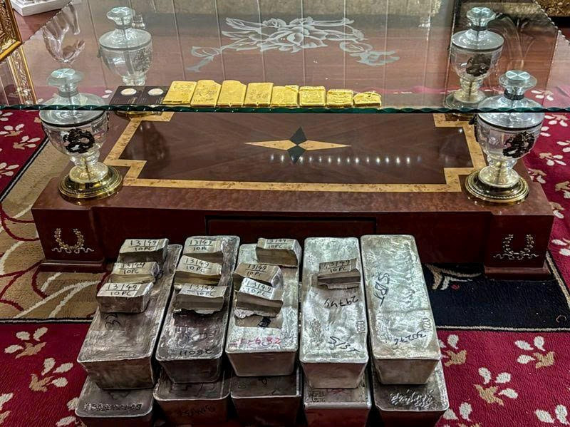 Tịch thu 313kg bạc, 6kg vàng và hơn 13 tỷ đồng tiền mặt từ 1 đại lý du lịch - ảnh 1