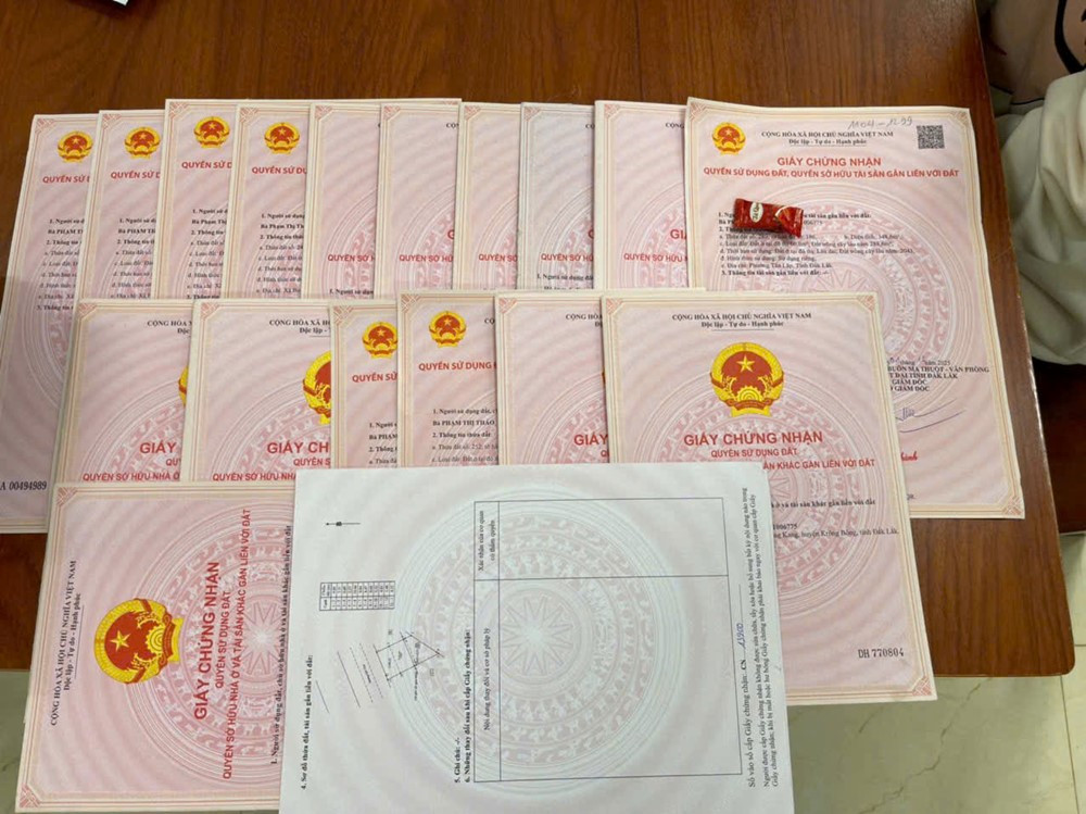 Triệt phá đường dây tiền ảo chiếm đoạt gần 1.300 tỷ đồng của 4.000 nhà đầu tư: Bắt 10 người, thu giữ hàng chục sổ đỏ - ảnh 2