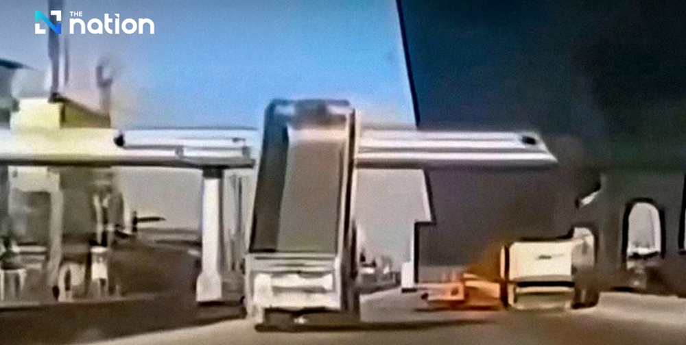 Thùng xe ben đâm gãy cầu vượt gây tai nạn chết người, giao thông tê liệt suốt 3 giờ - ảnh 1