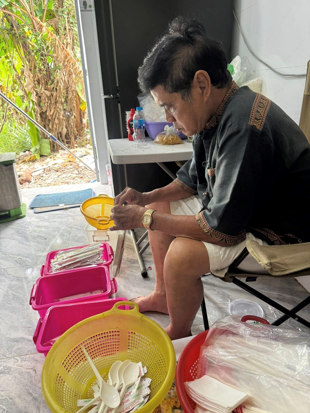 Nam nghệ sĩ nổi tiếng từng là 'bảo chứng phòng vé', nay từ bỏ sự nghiệp, làm shipper, sống cầm chừng qua ngày - ảnh 7