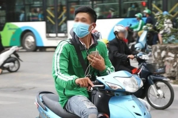 Thói quen phổ biến khi đi xe máy có thể đối diện với mức phạt nặng, người dân đặc biệt chú ý - ảnh 1